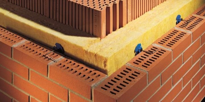 Cavity wall with facing bricks